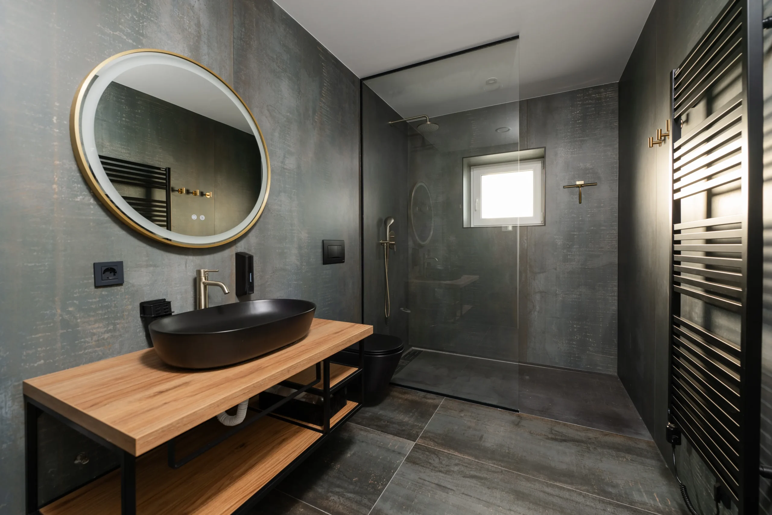 Modern bathroom with walk-in shower in Villa Wood apartment